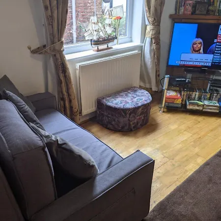 Endeavour Quiet Old Yard Fishermans * Whitby