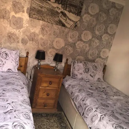Endeavour Sleeps 6 *