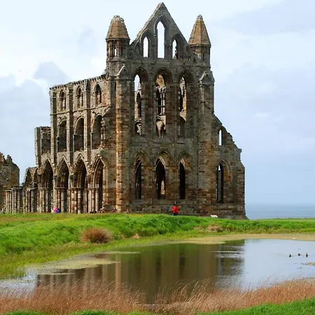 Endeavour Sleeps 6 *