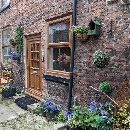 Endeavour Quiet Old Yard Fishermans Holiday home Whitby