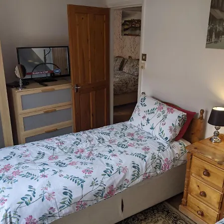 Endeavour Sleeps 6