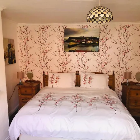 Endeavour Sleeps 6 *