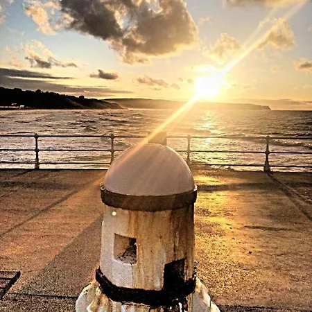 Endeavour Quiet Old Yard Fishermans * Whitby