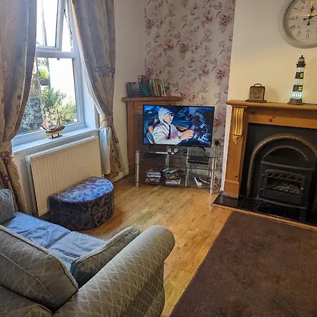 Endeavour Quiet Old Yard Fishermans * ウィットビー