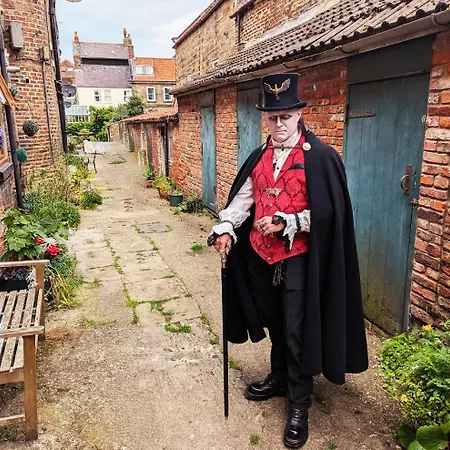 Endeavour Quiet Old Yard Fishermans Whitby