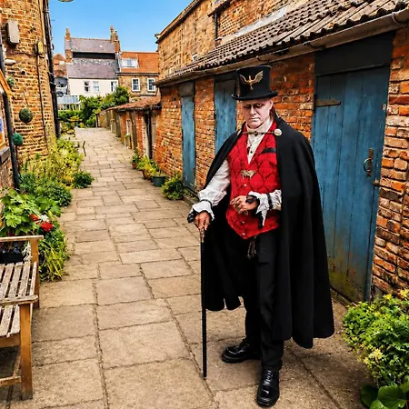Endeavour Quiet Old Yard Fishermans Holiday home Whitby