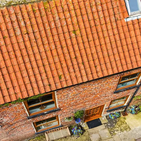 Endeavour Quiet Old Yard Fishermans Holiday home Whitby