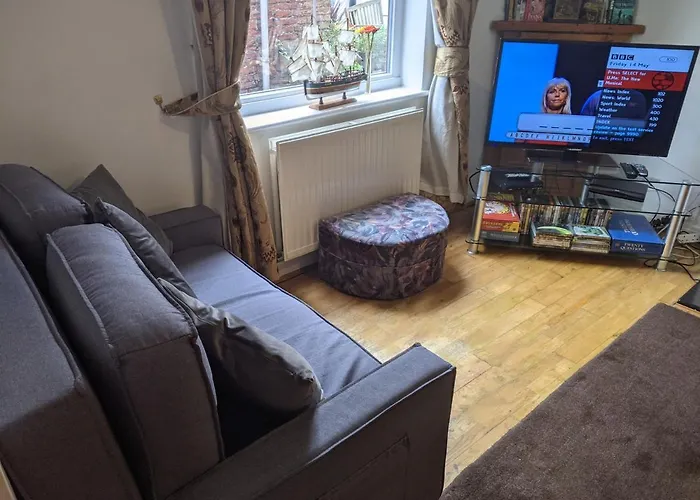 Endeavour Quiet Old Yard Fishermans * Whitby