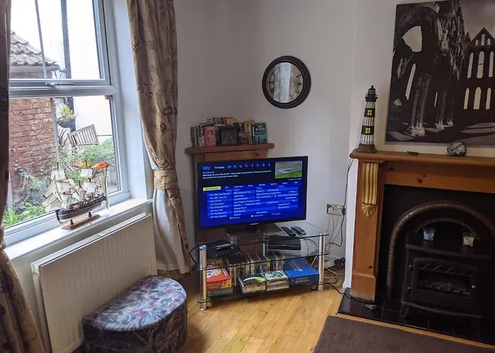 Endeavour Quiet Old Yard Fishermans Holiday home Whitby