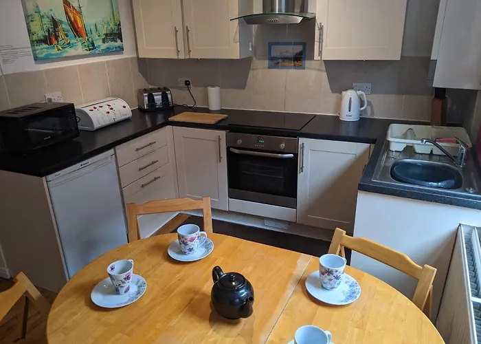 Endeavour Quiet Old Yard Fishermans Holiday home *