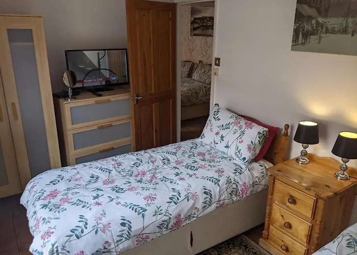 Endeavour Quiet Old Yard Fishermans