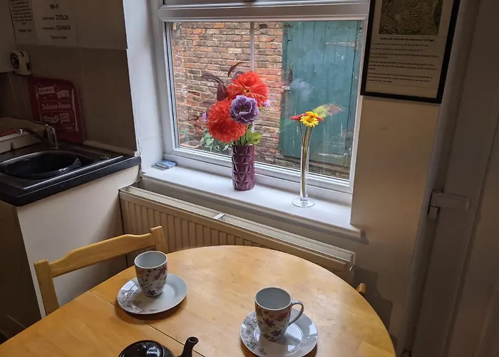 Endeavour Quiet Old Yard Fishermans Holiday home Whitby