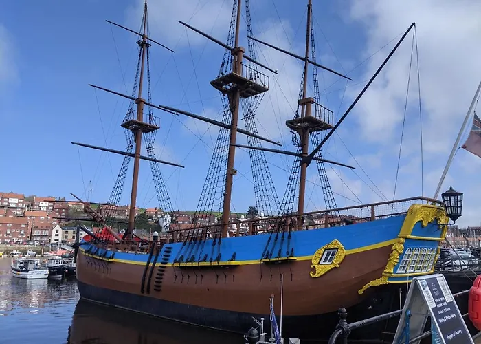 Endeavour Quiet Old Yard Fishermans Holiday home *