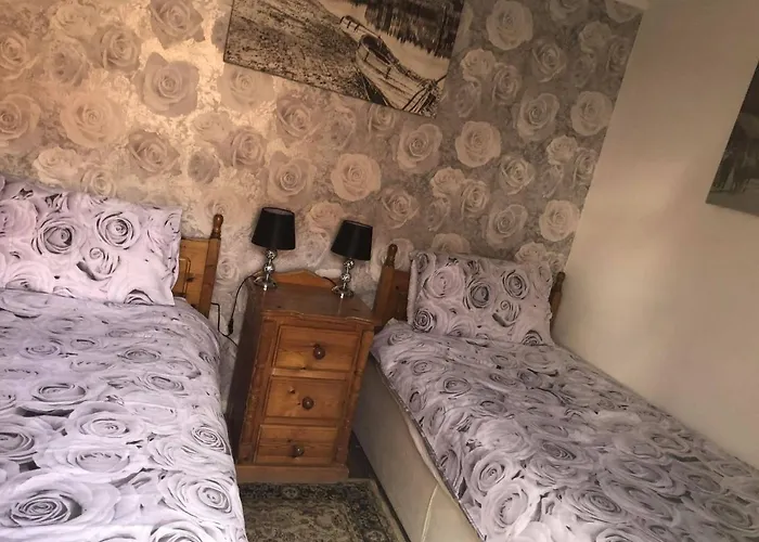 Endeavour Quiet Old Yard Fishermans *