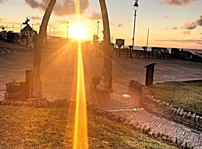 Endeavour Quiet Old Yard Fishermans Holiday home *