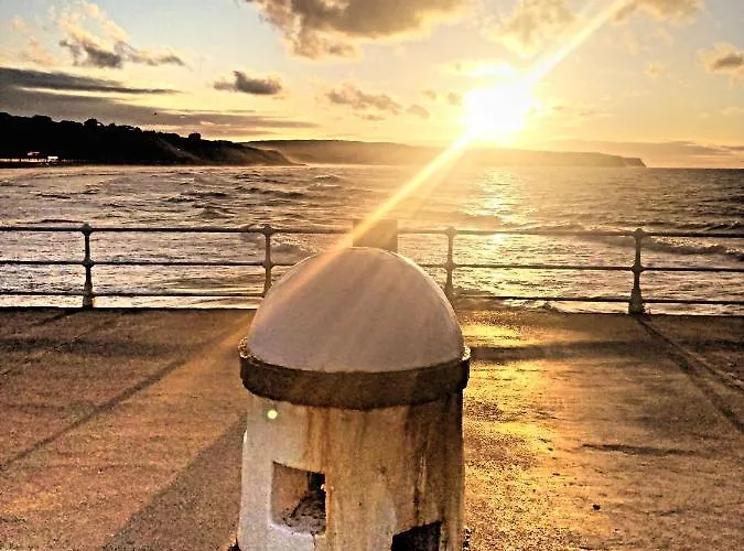 Endeavour Quiet Old Yard Fishermans * Whitby