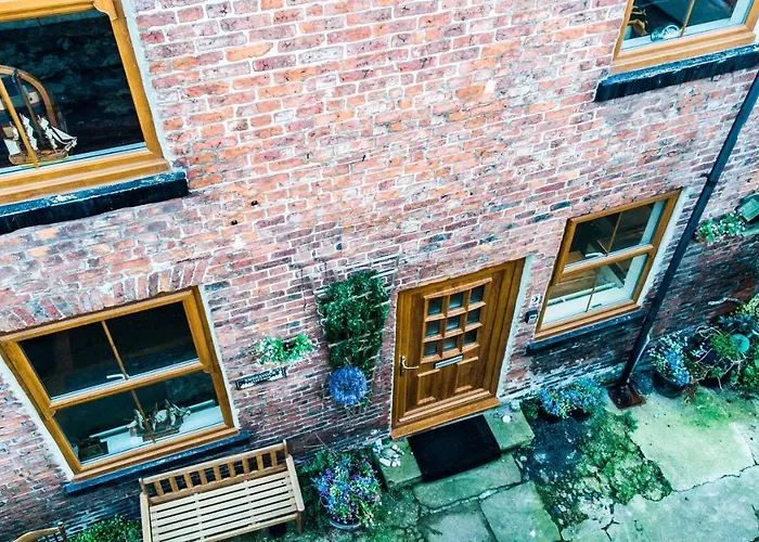 Endeavour Quiet Old Yard Fishermans Holiday home *