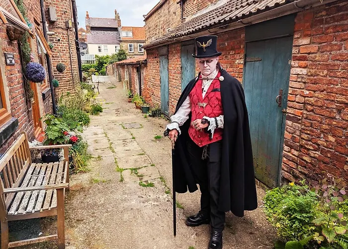 Endeavour Quiet Old Yard Fishermans Whitby