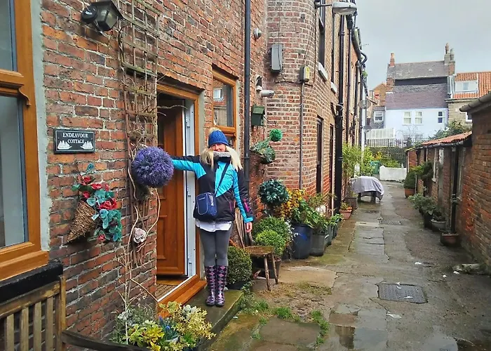 Endeavour Quiet Old Yard Fishermans Holiday home Whitby